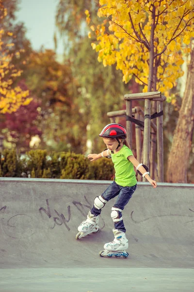 Liten flicka på rullskridskor — Stockfoto