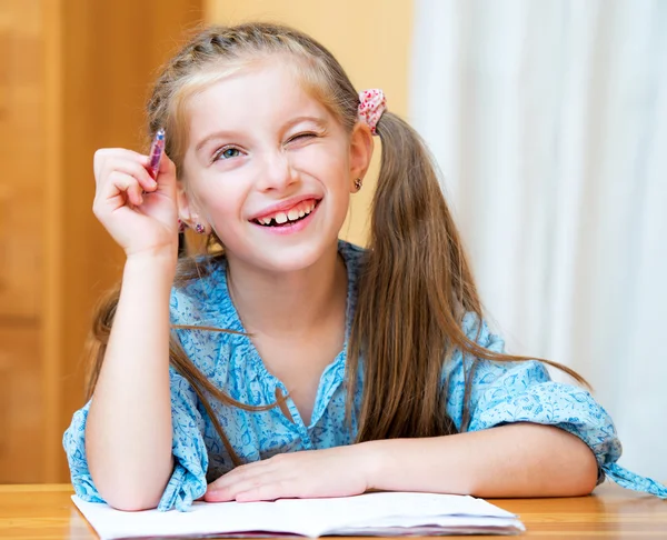 Schattig klein meisje studeren — Stockfoto