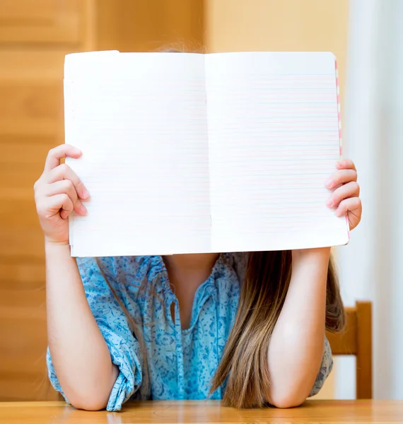 Muchacha sosteniendo signo en blanco — Foto de Stock