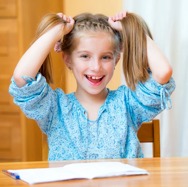 Schattig klein meisje studeren — Stockfoto