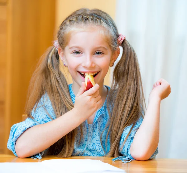 Skolflicka äta äpple — Stockfoto