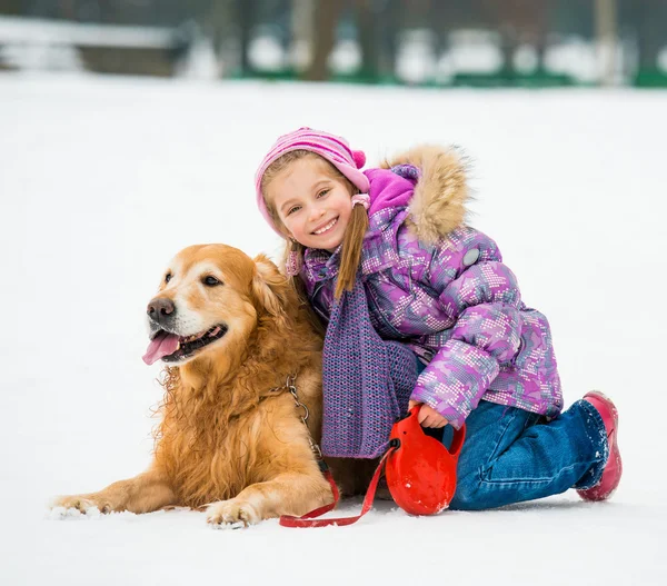 Bir köpek ile küçük kız — Stok fotoğraf