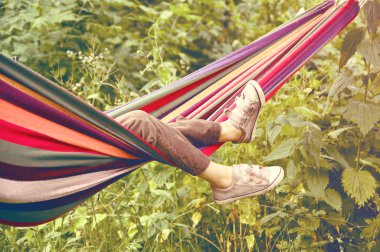 bir hamakta yatan çocuk