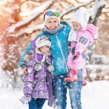 Mutlu anne ve iki kızı