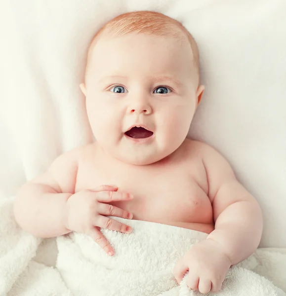 Baby auf dem Bett — Stockfoto