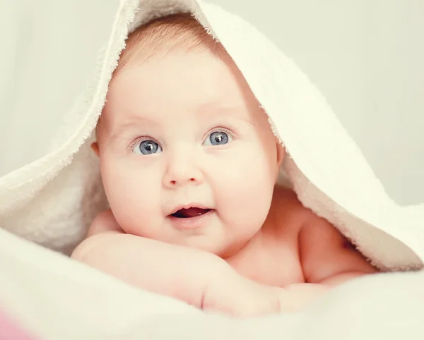 Baby and the towel — Stock Photo, Image