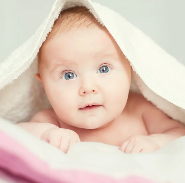 Baby und das Handtuch — Stockfoto