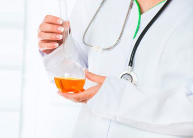 şişesi ile Doktorlar el