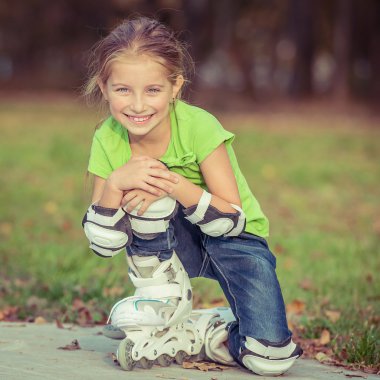 Paten süren küçük kız.