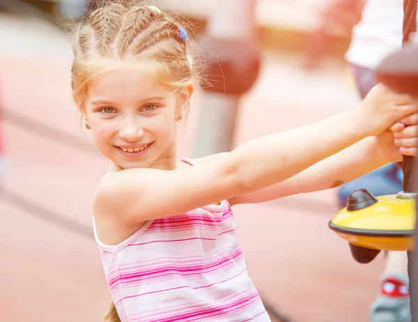 Niña en un parque infantil — Foto de Stock