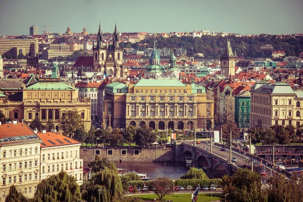 Vista da cidade velha com o Castelo de Praga — Fotografia de Stock