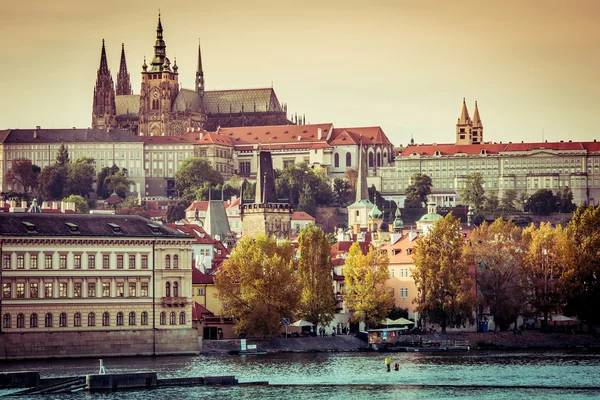 Eski şehir ve Prag Kalesi'ne görüntülemek — Stok fotoğraf