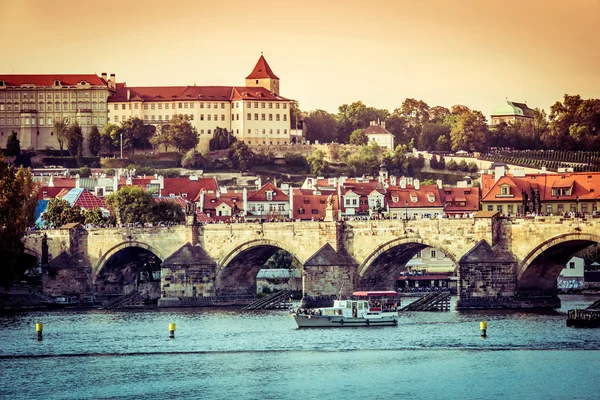 Charles Bridge och andra sevärdheter i Prag — Stockfoto