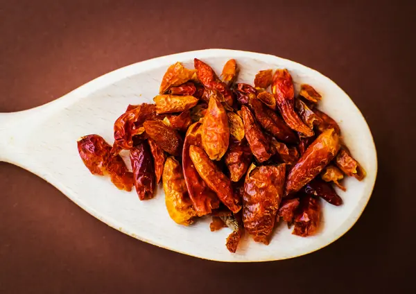 Chili en cuillère en bois — Photo