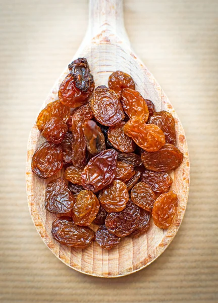 Raisins in spoon — Stock Photo, Image