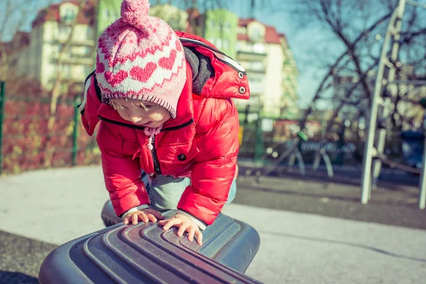 Baby spelen op de speelplaats — Stockfoto