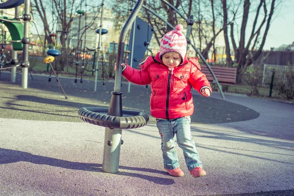 Parkta oynayan bebek — Stok fotoğraf
