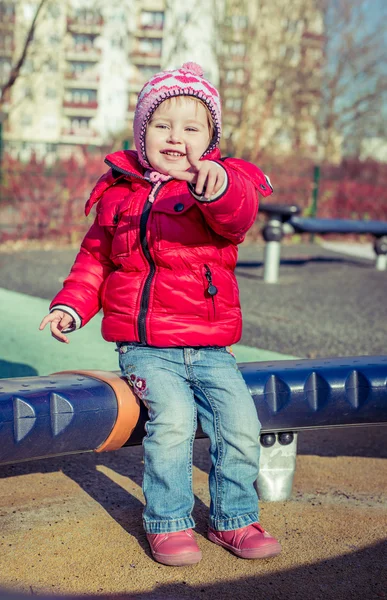 Barn leker på lekplatsen — Stockfoto