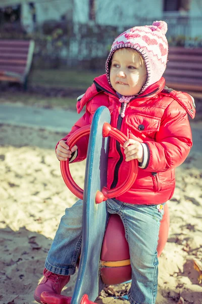 Ребенок играет на детской площадке — стоковое фото