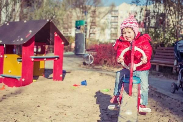 Baby spielt auf dem Spielplatz — Stockfoto
