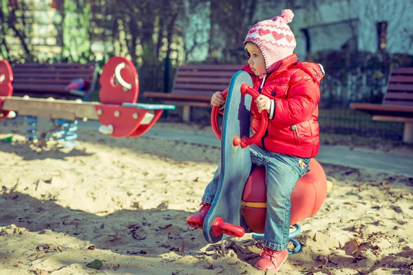 Parkta oynayan bebek — Stok fotoğraf