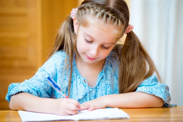 Linda niña estudiando — Foto de Stock