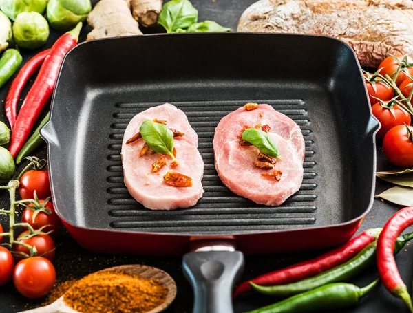 Carne di maiale in una padella — Foto Stock