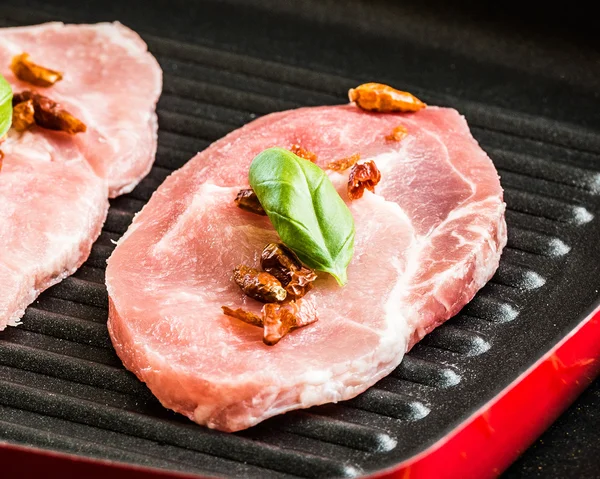 Varkensvlees in een koekenpan — Stockfoto