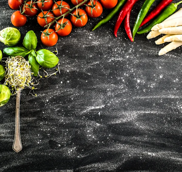 Negro backgroung con verduras — Foto de Stock