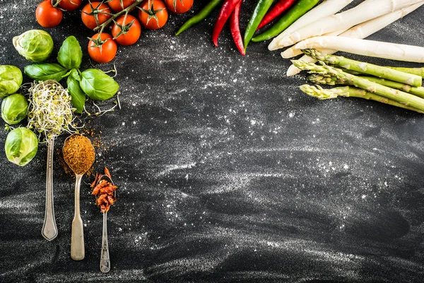 Zwarte backgroung met groenten — Stockfoto