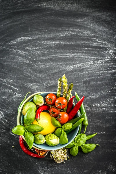 Verduras frescas en un tazón — Foto de Stock