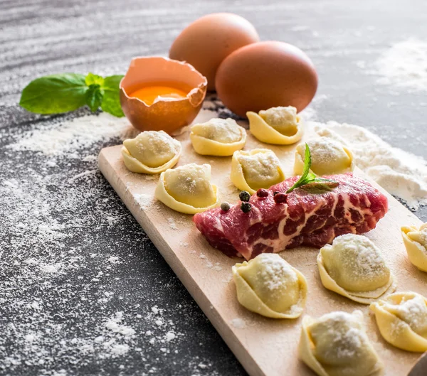 Rå ravioli — Stockfoto