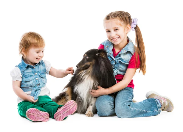 Crianças com cão — Fotografia de Stock