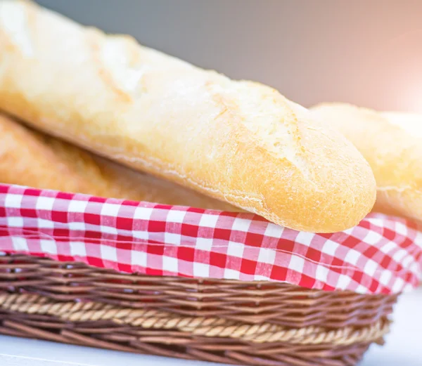 Baguette, egy kosár — Stock Fotó