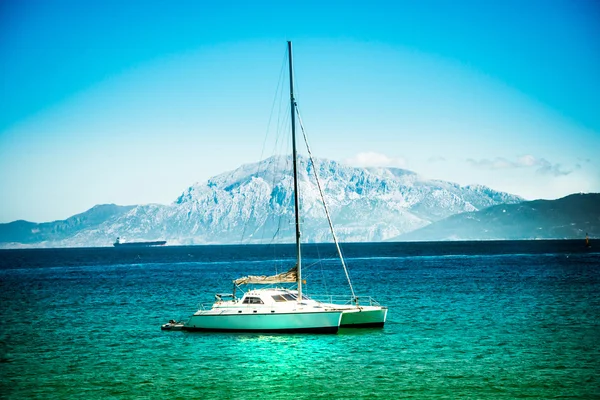 Yachter på azurblå havsvatten — Stockfoto