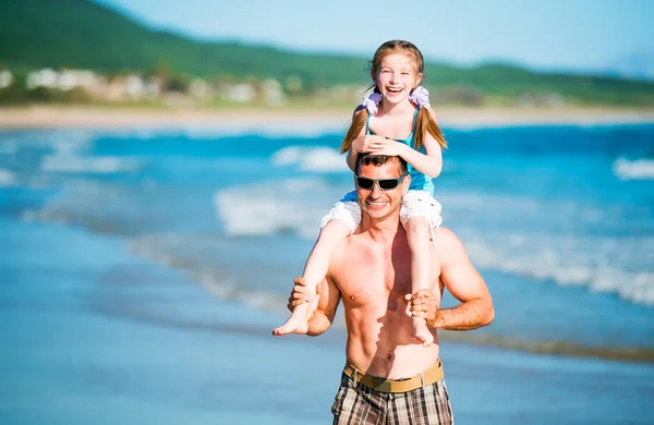 Tatăl și fiica pe plajă — Fotografie, imagine de stoc