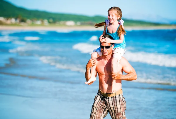 Vater und Tochter am Strand — Stockfoto