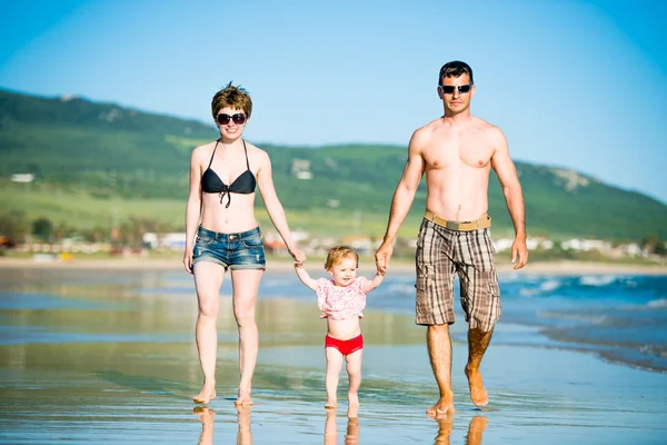 O familie frumoasă pe plajă — Fotografie, imagine de stoc
