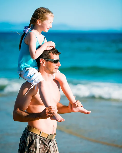 Vater und Tochter am Strand — Stockfoto