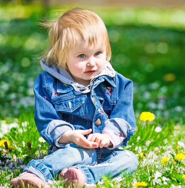 Baby in veld — Stockfoto