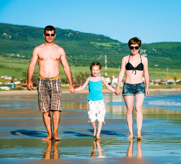 Мбаппе с семьей на пляже — стоковое фото