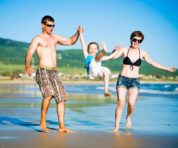 O familie frumoasă pe plajă — Fotografie, imagine de stoc