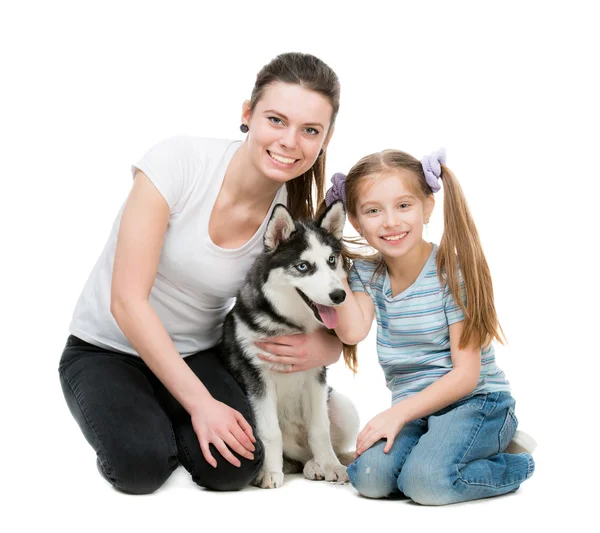 Two sisters and a husky dog — Stock Photo, Image