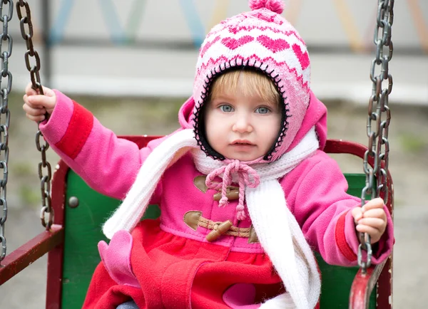 Liten flicka på lekplatsen — Stockfoto