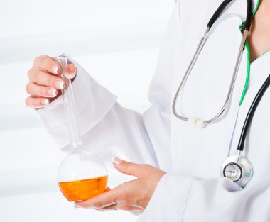 şişesi ile Doktorlar el