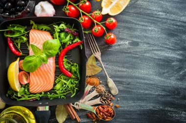 çiğ kırmızı balık