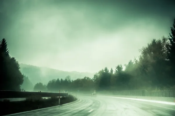 Estrada no nevoeiro — Fotografia de Stock