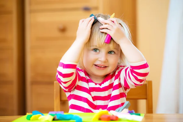 Mała dziewczynka bawiąca się plastycyną — Zdjęcie stockowe