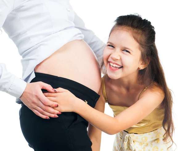 Weinig meisje knuffelen buik — Stockfoto