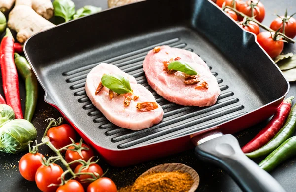 Pork in a frying pan — Stock Photo, Image